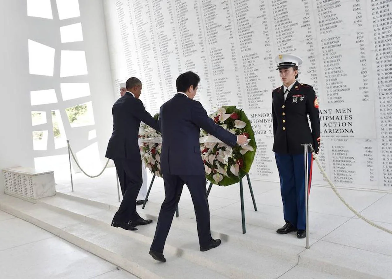 Las imágenes más destacadas de la histórica visita del primer ministro japonés a la Base de Pearl Harbor
