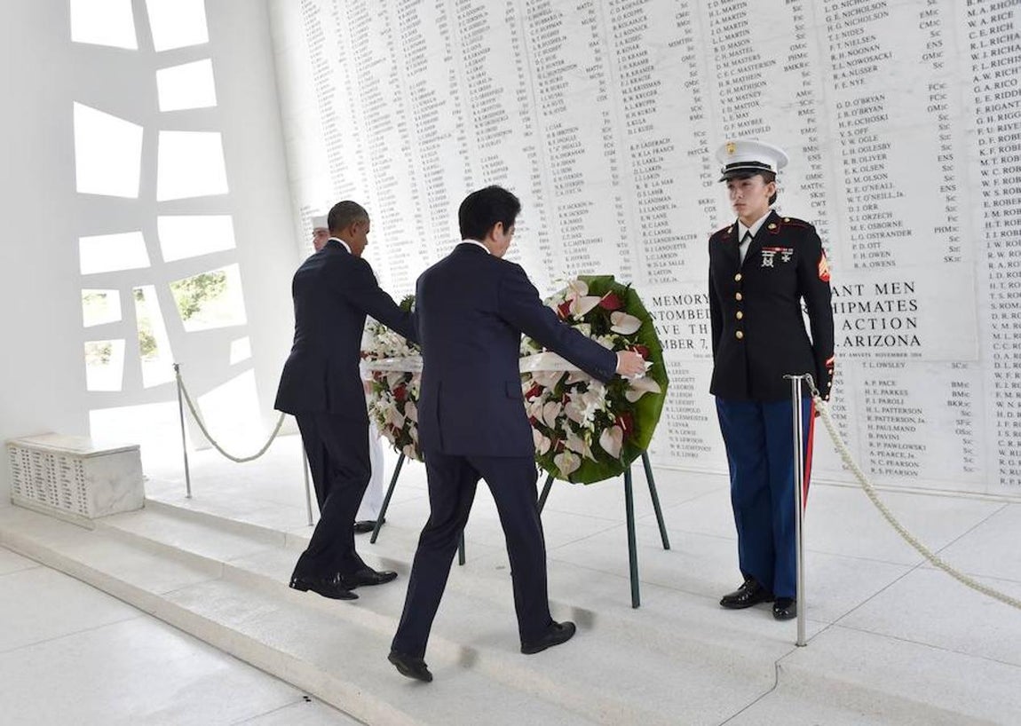 Las imágenes más destacadas de la histórica visita del primer ministro japonés a la Base de Pearl Harbor. Abe (derecha) devuelve de esta forma la histórica visita de Obama a HIroshima