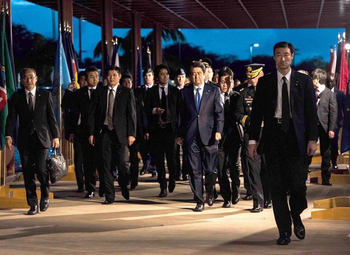 Las imágenes más destacadas de la histórica visita del primer ministro japonés a la Base de Pearl Harbor. Shinzo Abe ha visitado junto con una nutrida delegación la Agencia de Contabilidad de Defensa (POW/MIA, en sus siglas en inglés) situada en Pearl Harbor para rendir homenaje a las víctimas y supervivientes del ataque.