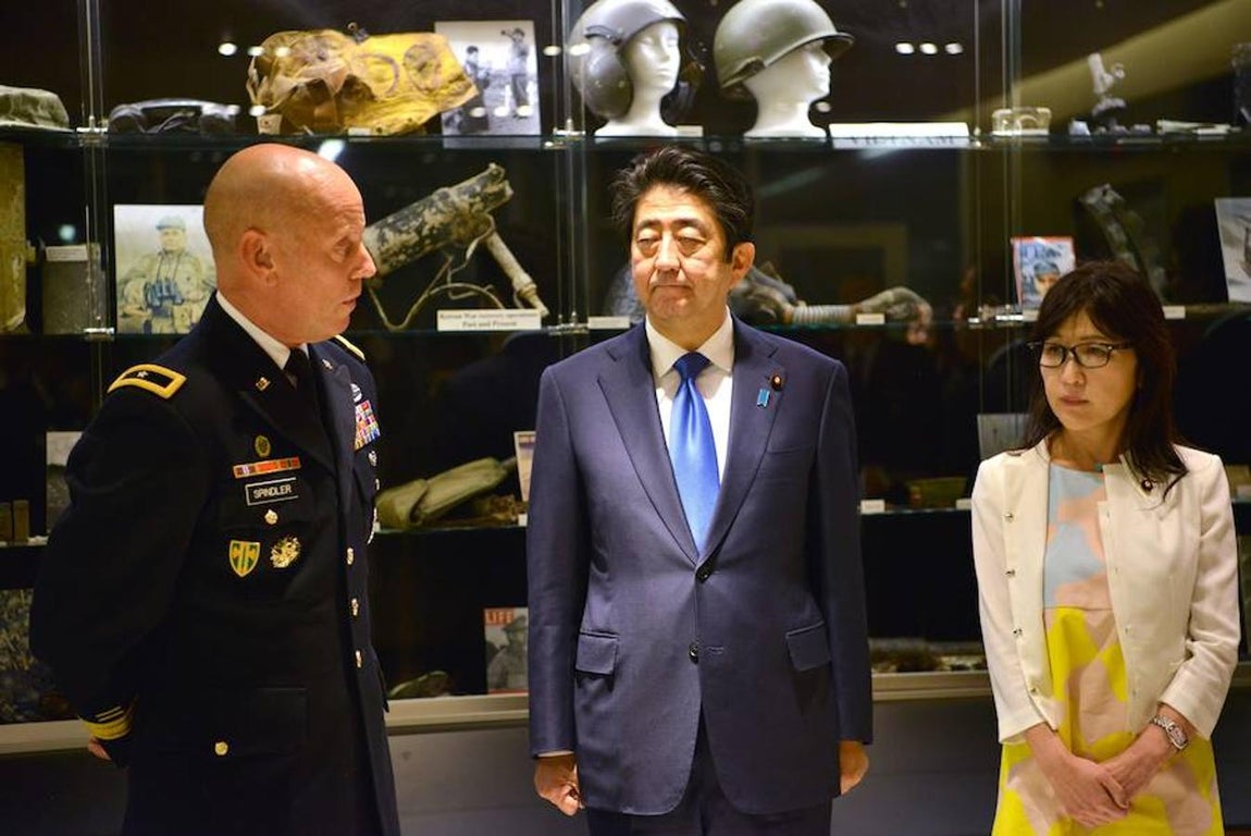 Las imágenes más destacadas de la histórica visita del primer ministro japonés a la Base de Pearl Harbor. El general de brigada del Ejército estadounidense, Mark Spindler (izquierda), informa  al primer ministro japonés, Shinzo Abe (centro), y a la ministra japonés de Defensa, Tomomi Inada (derecha), durante su visita en la Agencia de Contabilidad de Defensa  en Pearl Harbor