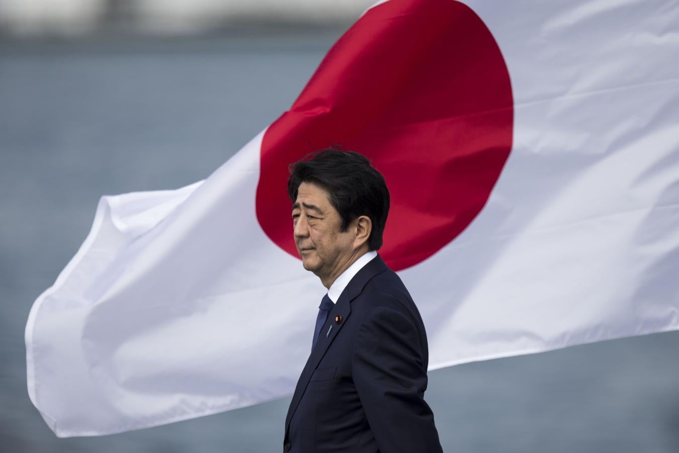 El primer ministro de Japón, Shinzo Abe, junto a una bandera de su país durante el acto celebrado en Pearl Harbor. 