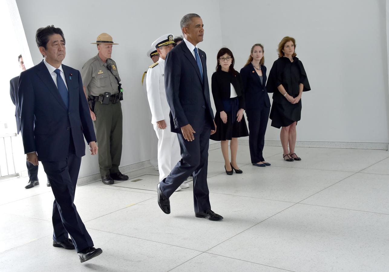 El presidente de Estados Unidos, Barack Obama, junto al primer ministro de Japón, Shinzo Abe, en el Memorial USS Arizona de Pearl Harbor. 