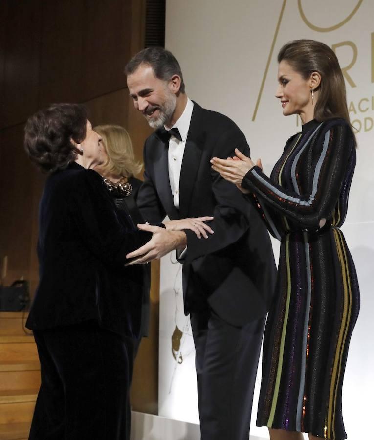 Premios de periodismo Mariano de Cavia, Luca de Tena y Mingote. Doña Letizia dejó esta vez los vestidos de Varela en casa y apostó por la sofisticación con un original vestido de cóctel de silueta lápiz en paillettes, con estampado de rayas verticales multicolores y espectacular escote a la espalda. Este modelo, nuevo en su armario, pertenece a la colección Resort 2017 de Nina Ricci.