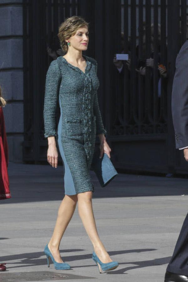 Apertura de la XII Legislatura. Los Reyes presidieron la apertura solemne de la XII Legislatura en el Parlamento. Letizia deslumbró con un vestido abrigo verde de Felipe Varela que ya llevó en 2014, con accesorios a juego.