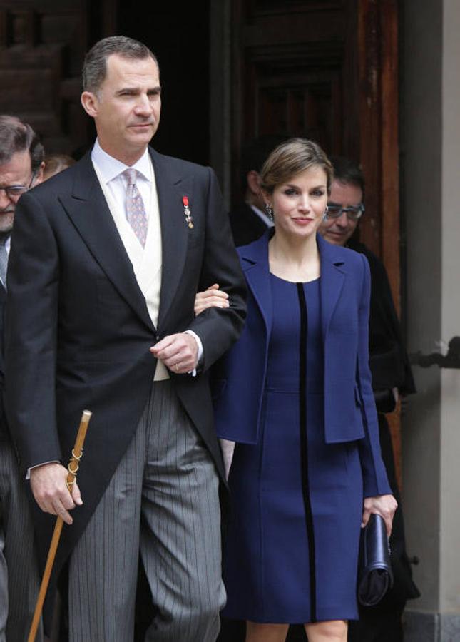 «Miguel de Cervantes: de la vida al mito». Los reyes inauguraron en la Biblioteca Nacional la exposición «Miguel de Cervantes: de la vida al mito». Letizia escogió un vestido gris de manga francesa con fruncidos firmado por su diseñador de cabecera, Felipe Varela y abrigo a juego de Nina Ricci.