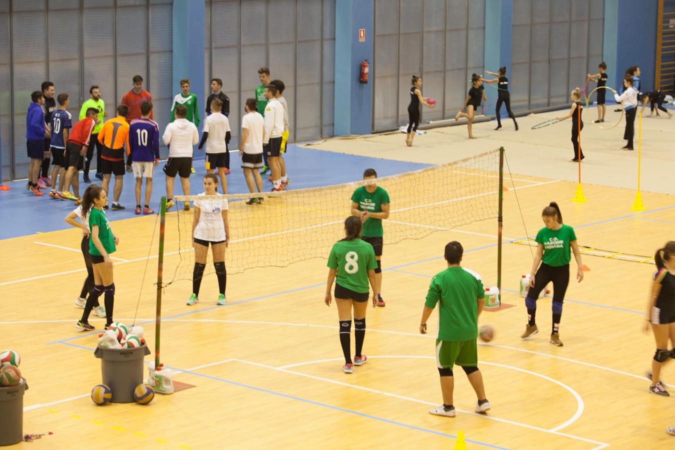 Primer día de actividad real en el polideportivo de Fidiana, en imágenes