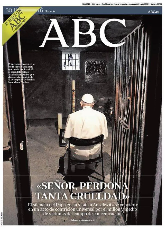 El papa Francisco dejó una de las imágenes del año al rezar dentro de Auschwitz. ABC - 30 de julio de 2016