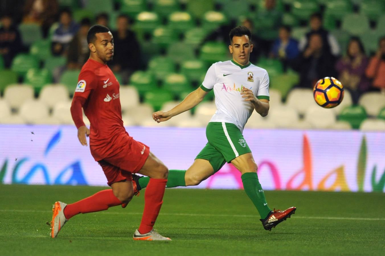 El partido ha servido para despedir de los terrenos de juego al mítico campeón del mundo sevillano, Carlos Marchena