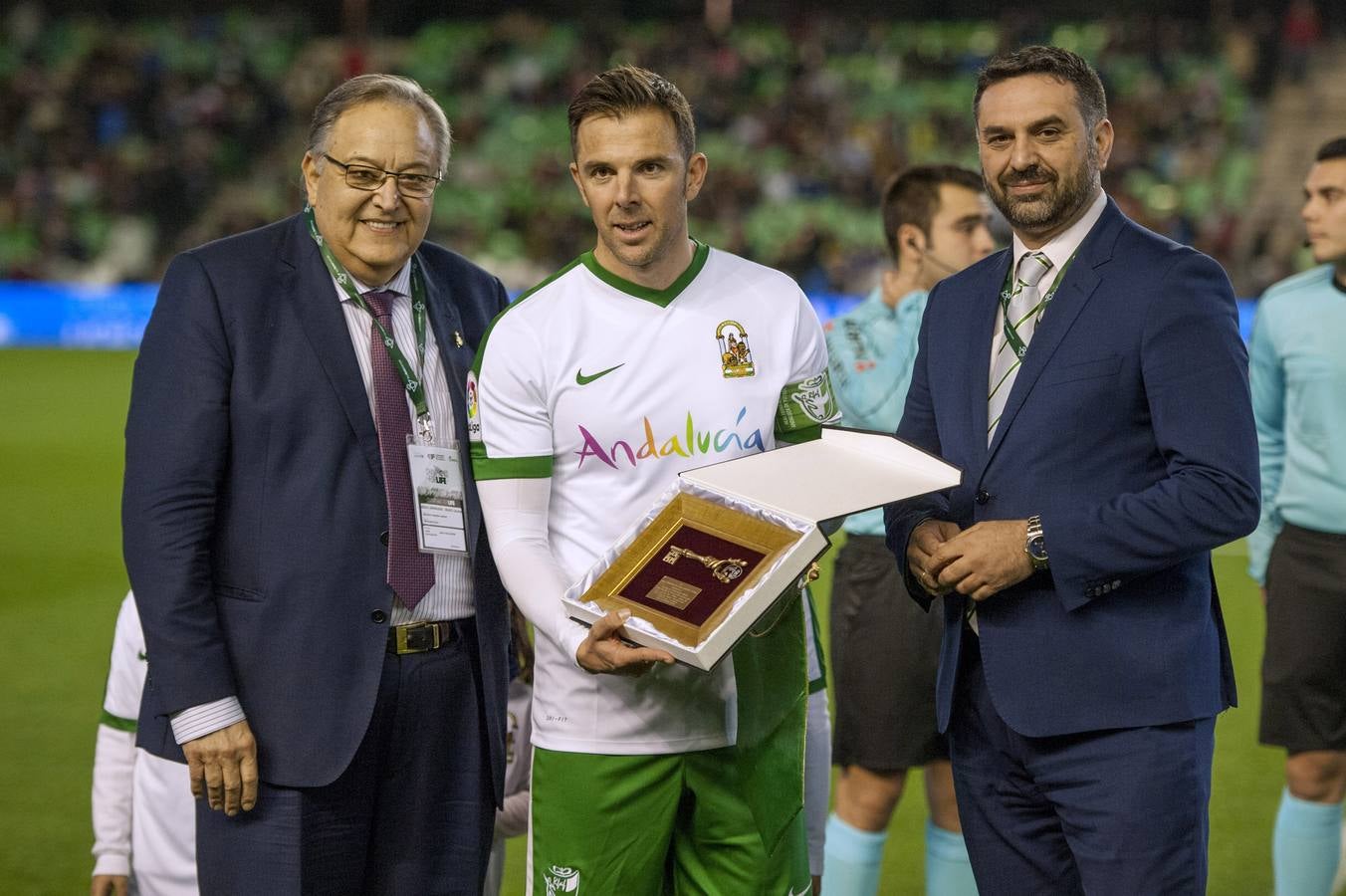 El partido ha servido para despedir de los terrenos de juego al mítico campeón del mundo sevillano, Carlos Marchena