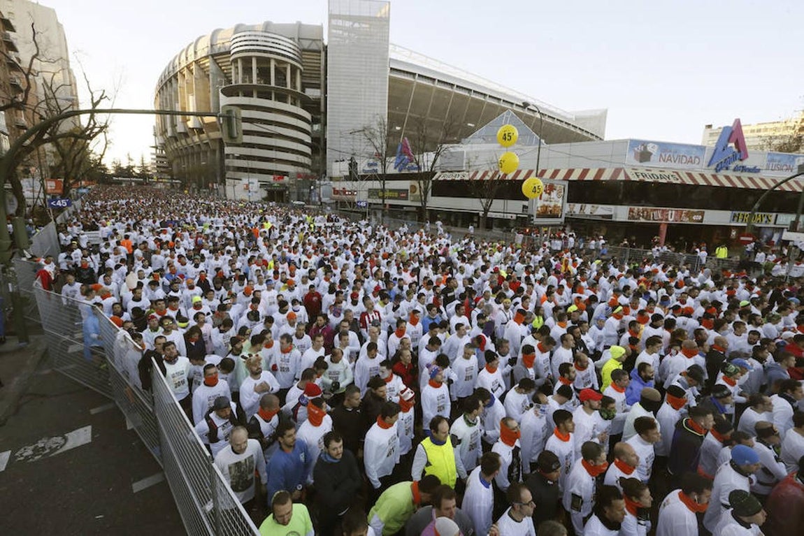 Vista general de los participantes en la carrera popular de la San Silvestre Vallecana, en el estadio Santiago Bernabeu. 