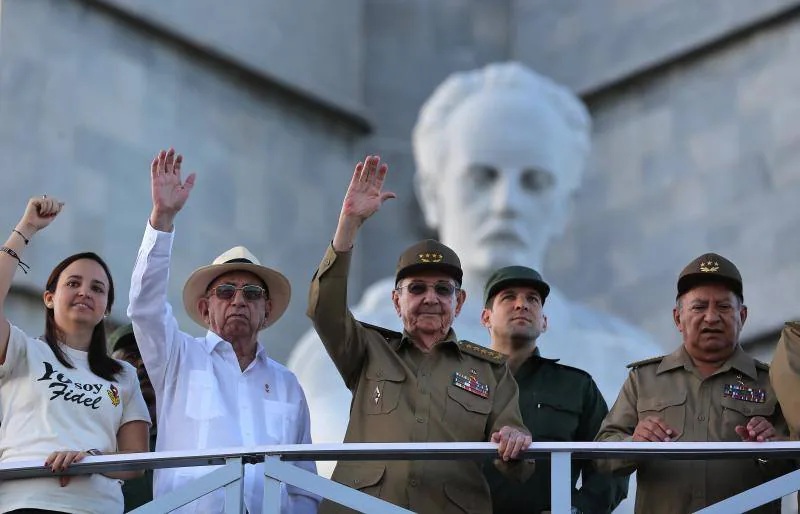 El desfile, presidido por Raúl Castro, contó la asistencia del resto de la cúpula del régimen, de la viuda de Fidel, Dalia Soto del Valle, y de varios de los hijos del antiguo dictador. 
