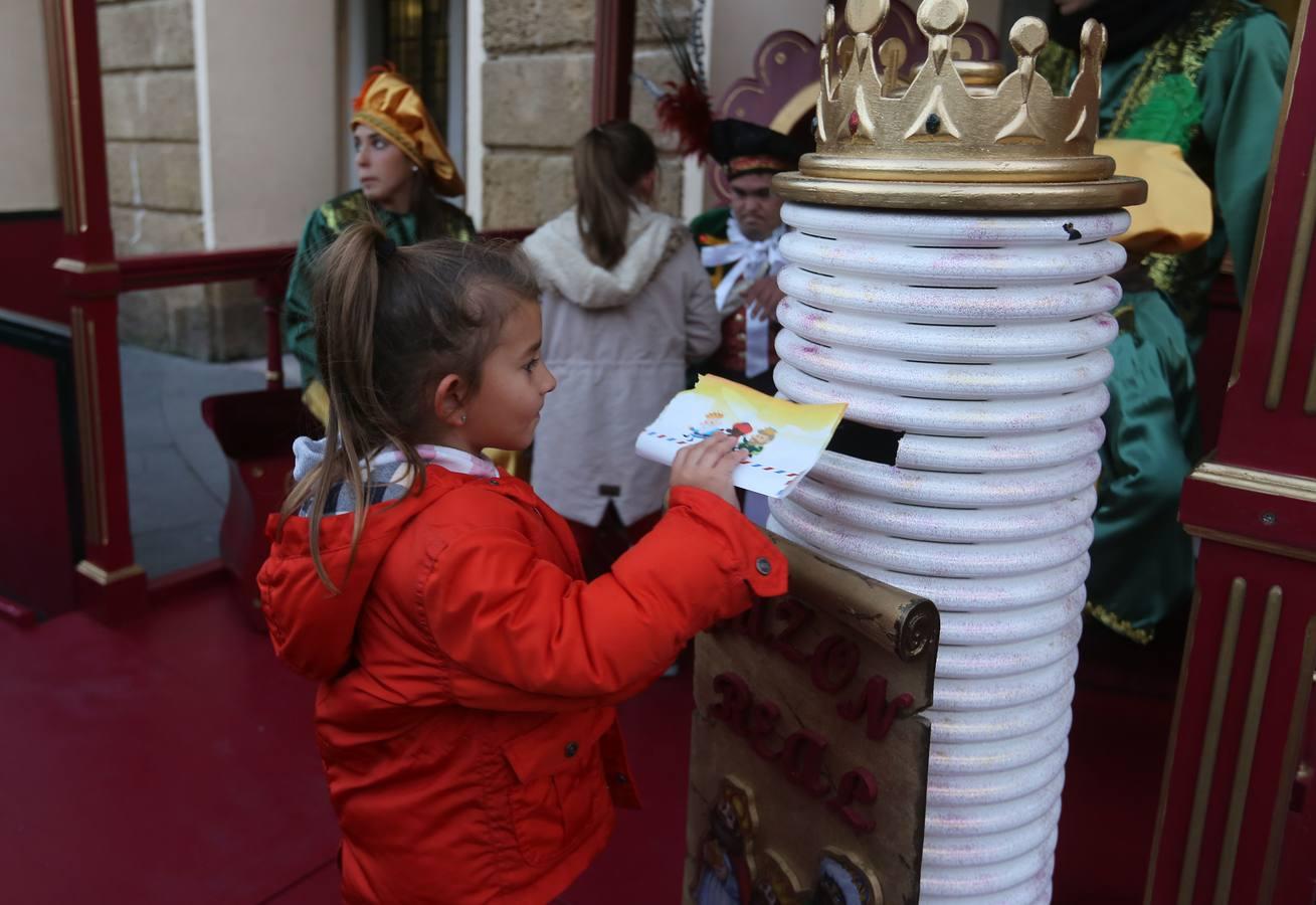 Los pequeños entregan sus cartas al Cartero Real