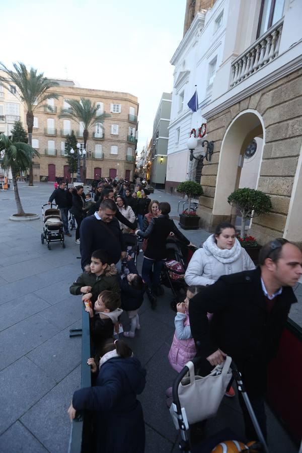 Los pequeños entregan sus cartas al Cartero Real