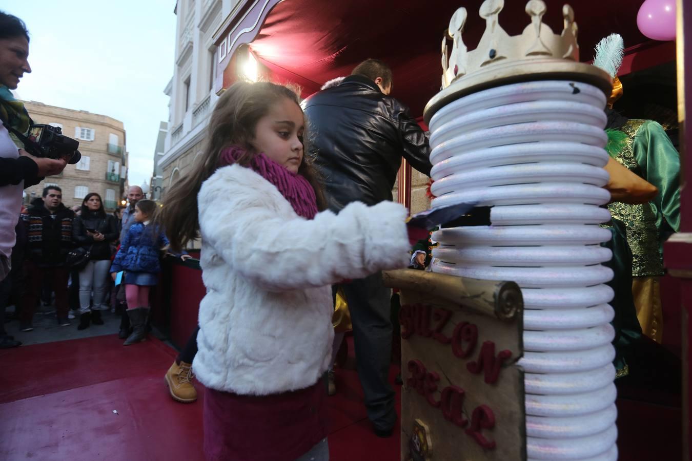 Los pequeños entregan sus cartas al Cartero Real