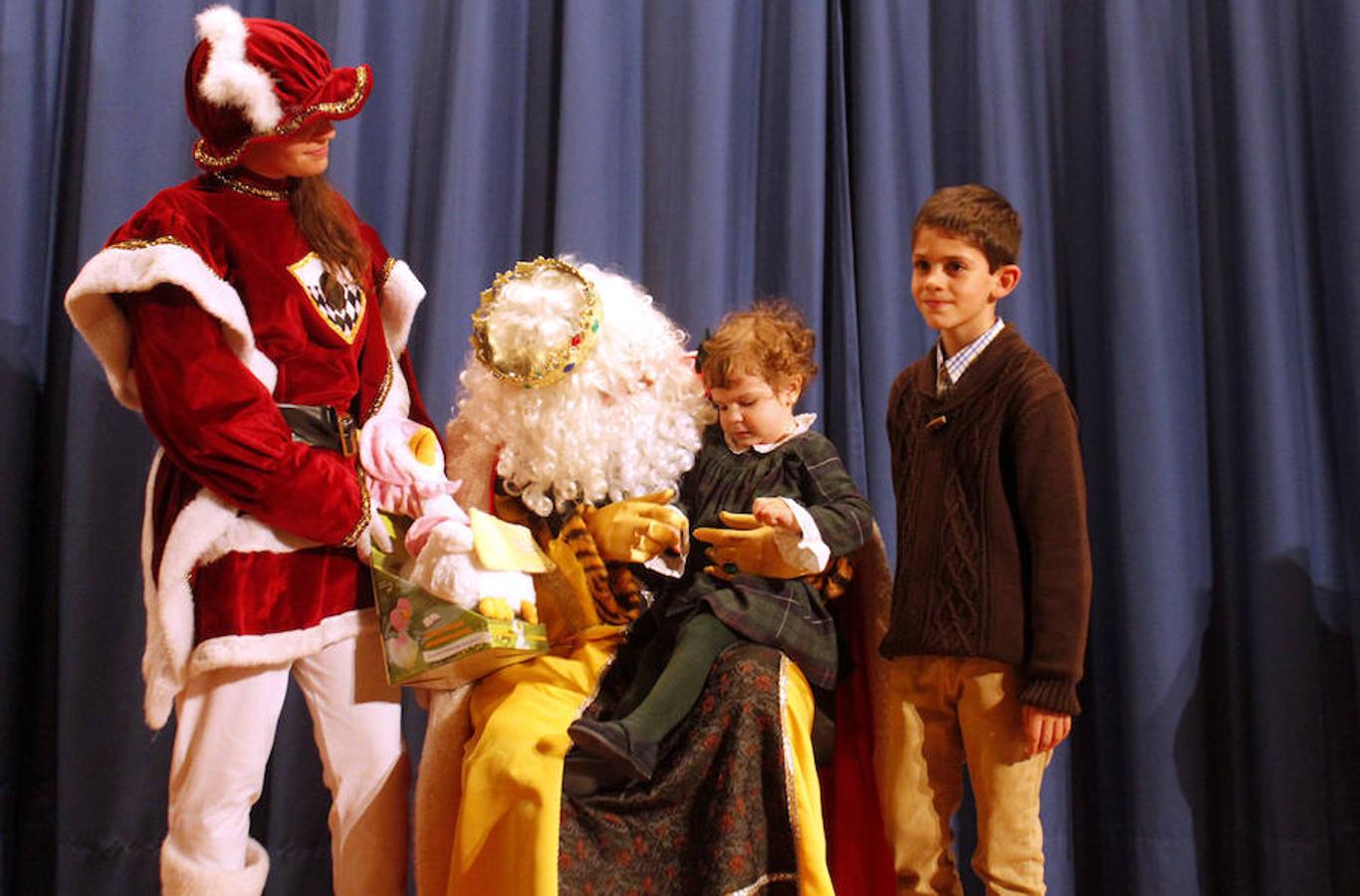 Entrega de regalos en el Colegio de Médicos. 