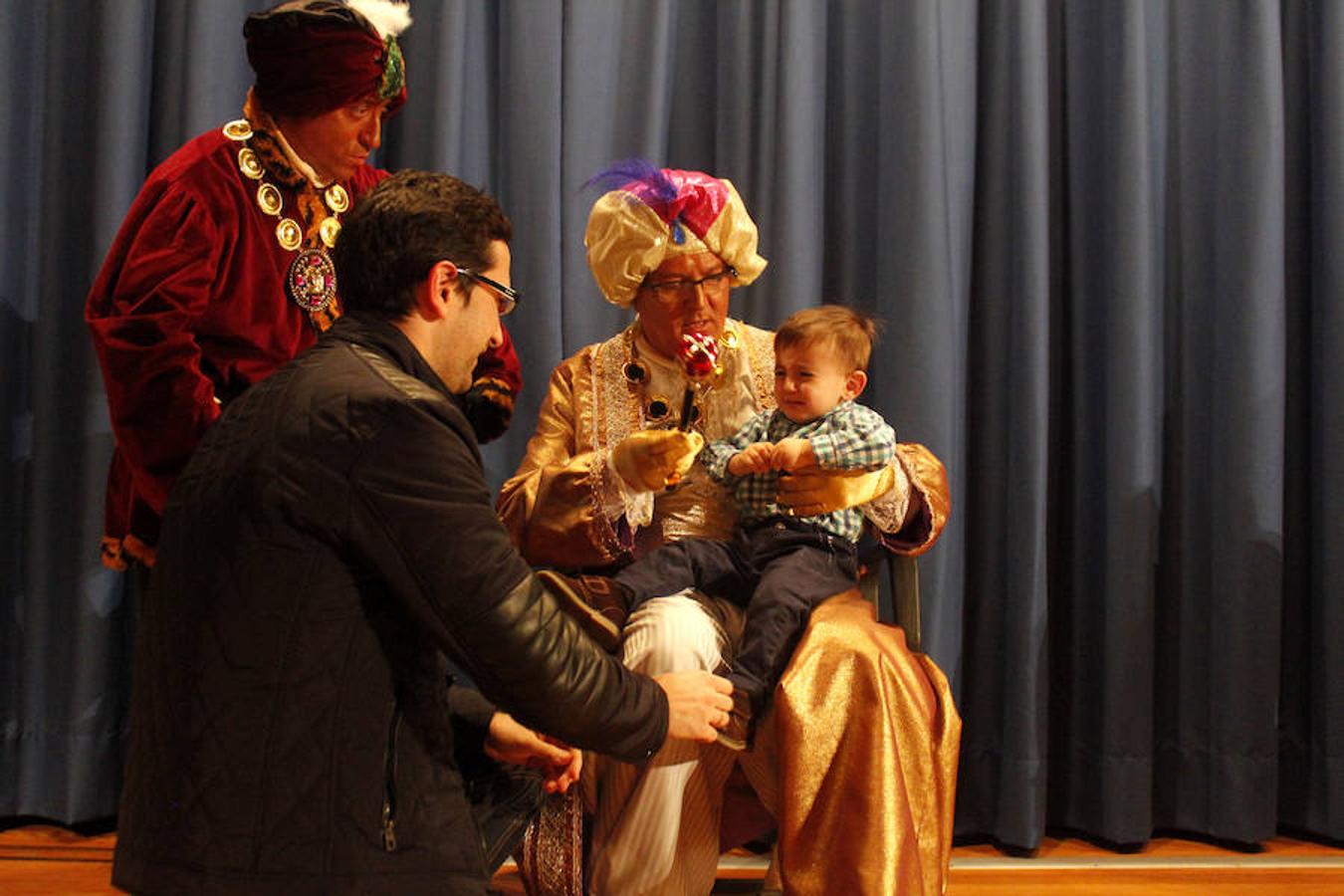 Entrega de regalos en el Colegio de Médicos. 