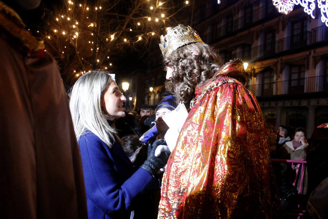 La alcaldesa saluda a Gaspar. 