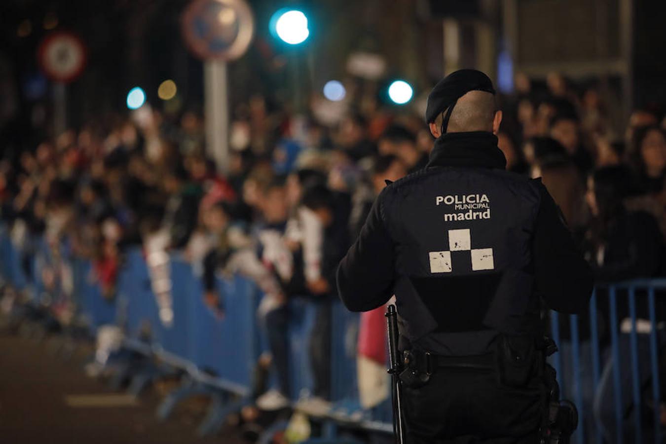 La llegada de los Reyes Magos a Madrid, en imágenes. Tras lo sucedido en el mercado de navidad en Berlín, se han incrementado las medidas de seguridad de forma importante en las Cabalgatas