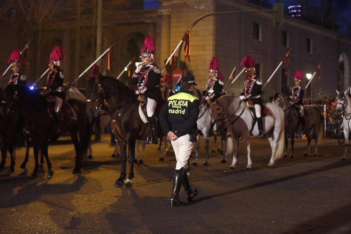 La llegada de los Reyes Magos a Madrid, en imágenes. La Escuadrón de Lanceros de la Policía Municipal escoltando a los Reyes Magos