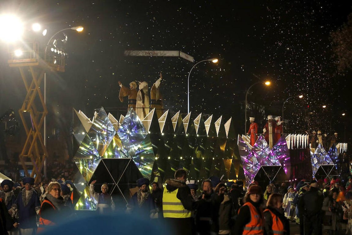 La llegada de los Reyes Magos a Madrid, en imágenes. El rey Melchor llegando a la Plaza Cibeles