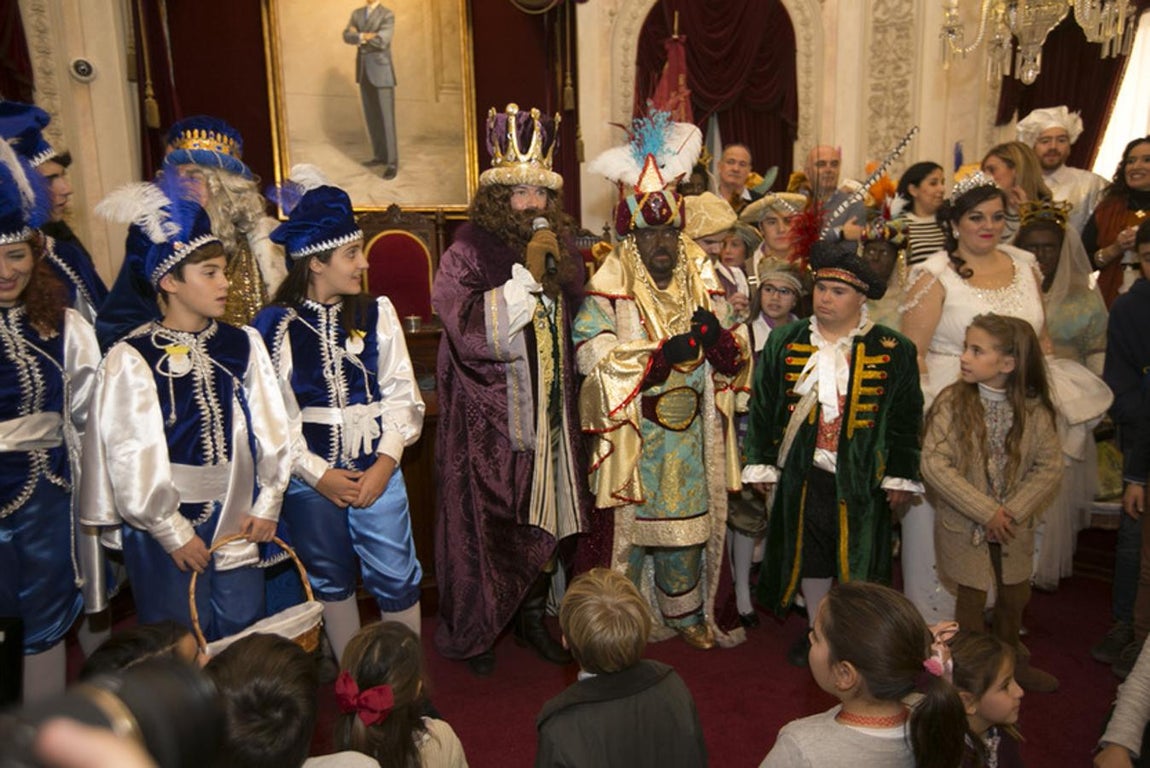 Sus Majestades llegan al Ayuntamiento de Cádiz