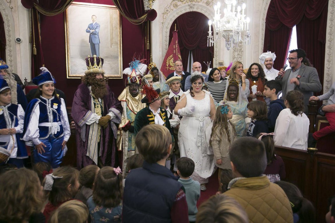 Sus Majestades llegan al Ayuntamiento de Cádiz