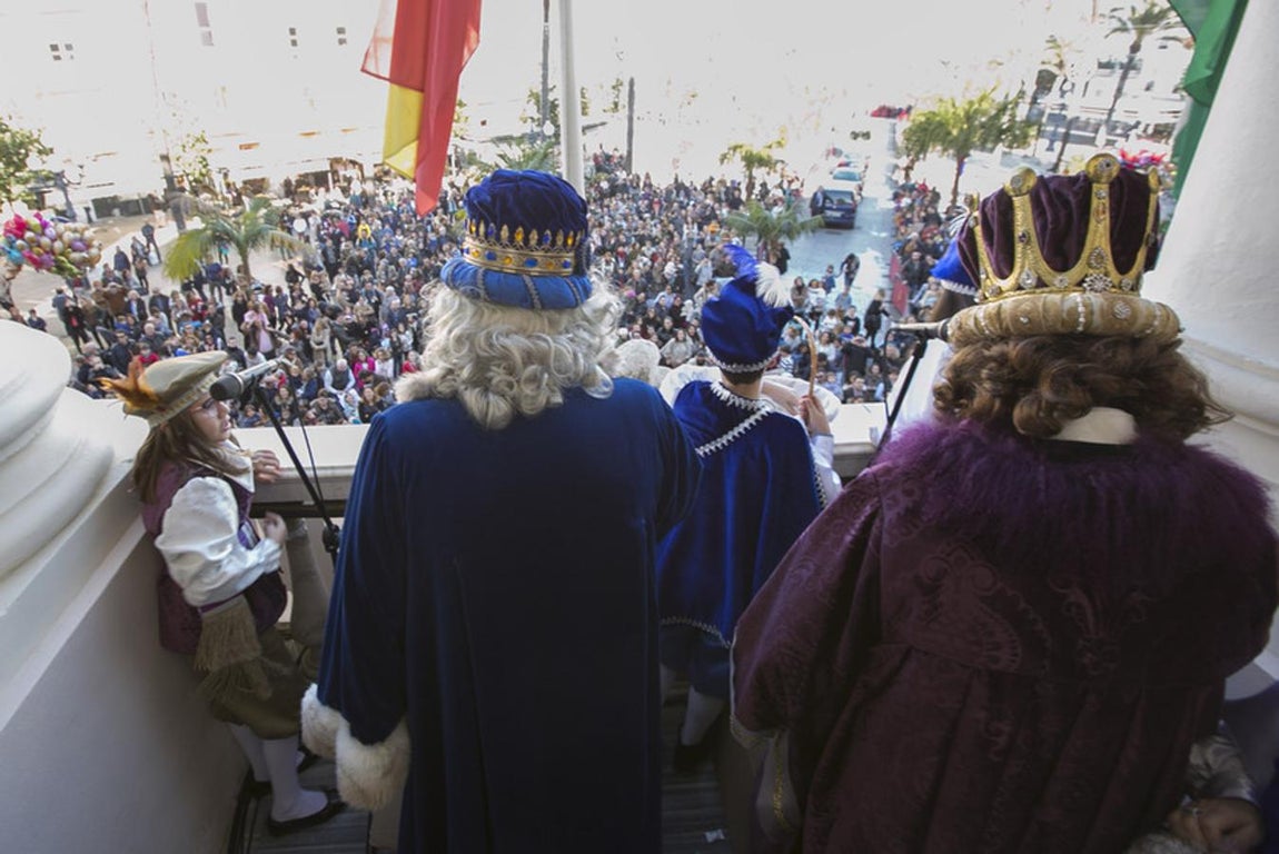 Sus Majestades llegan al Ayuntamiento de Cádiz