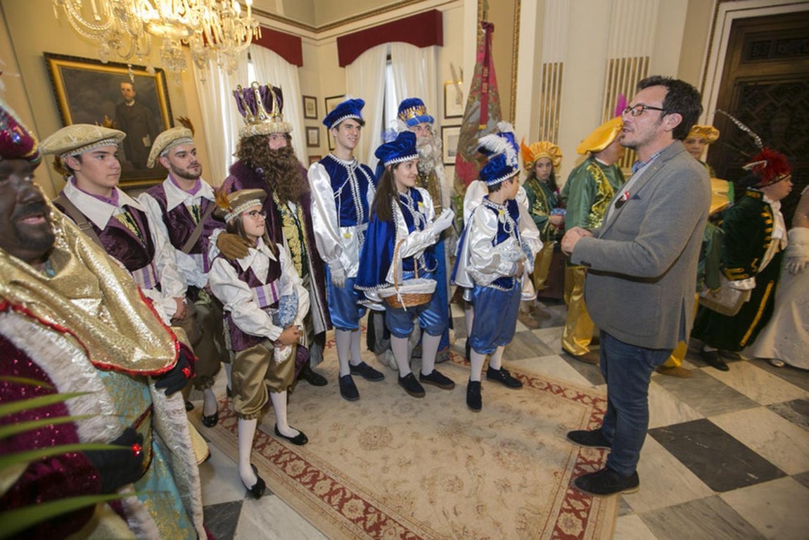 Sus Majestades llegan al Ayuntamiento de Cádiz