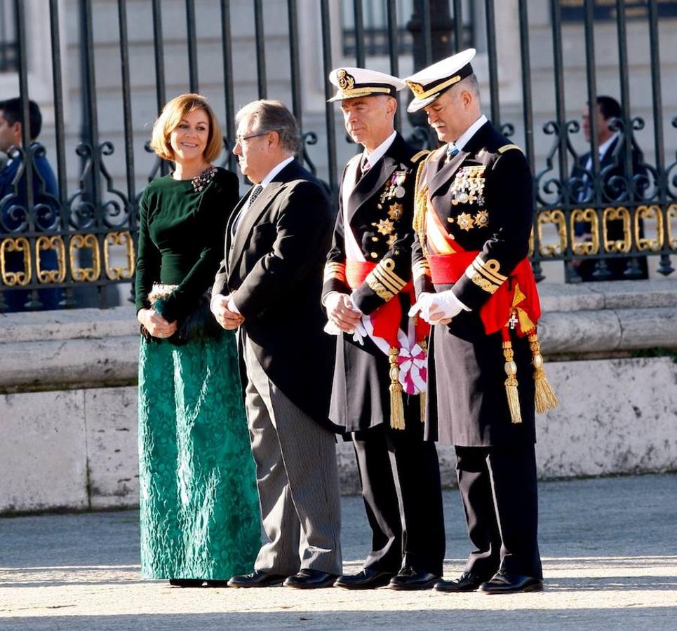 Acompañado por Doña Letizia, Don Felipe ha presidido la ceremonia de la Pascua Militar, en la que se han estrenado los nuevos ministros de Defensa, Maria Dolores de Cospedal, y del Interior, Juan Ignacio Zoido.