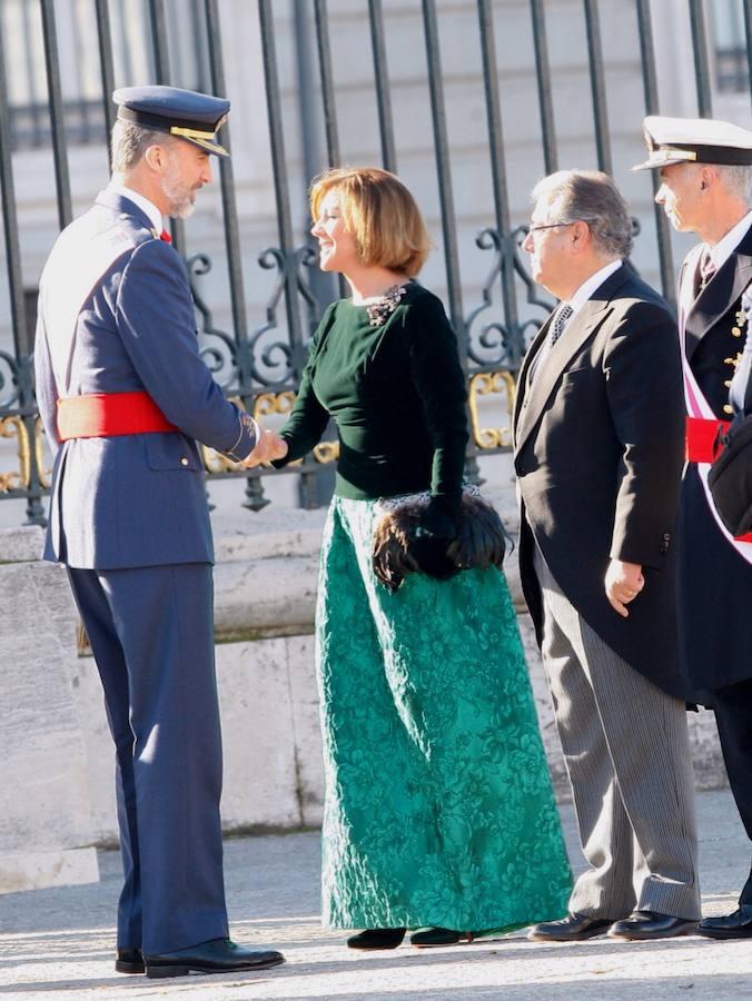 la nueva ministra de Defensa cumplió la etiqueta recomendada para la ceremonia de gala y asistió con un elegante vestido largo compuesto por un cuerpo de terciopelo negro, con un broche, y una falda de tafetán brocado de color verde.. 