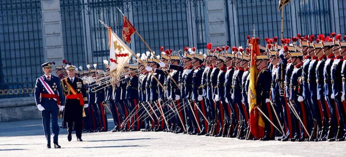Como es tradicional desde hace más de dos siglos, el Rey dirigió unas palabras a los militares y a los guardias civiles «como mando supremo de las Fuerzas Armadas». 