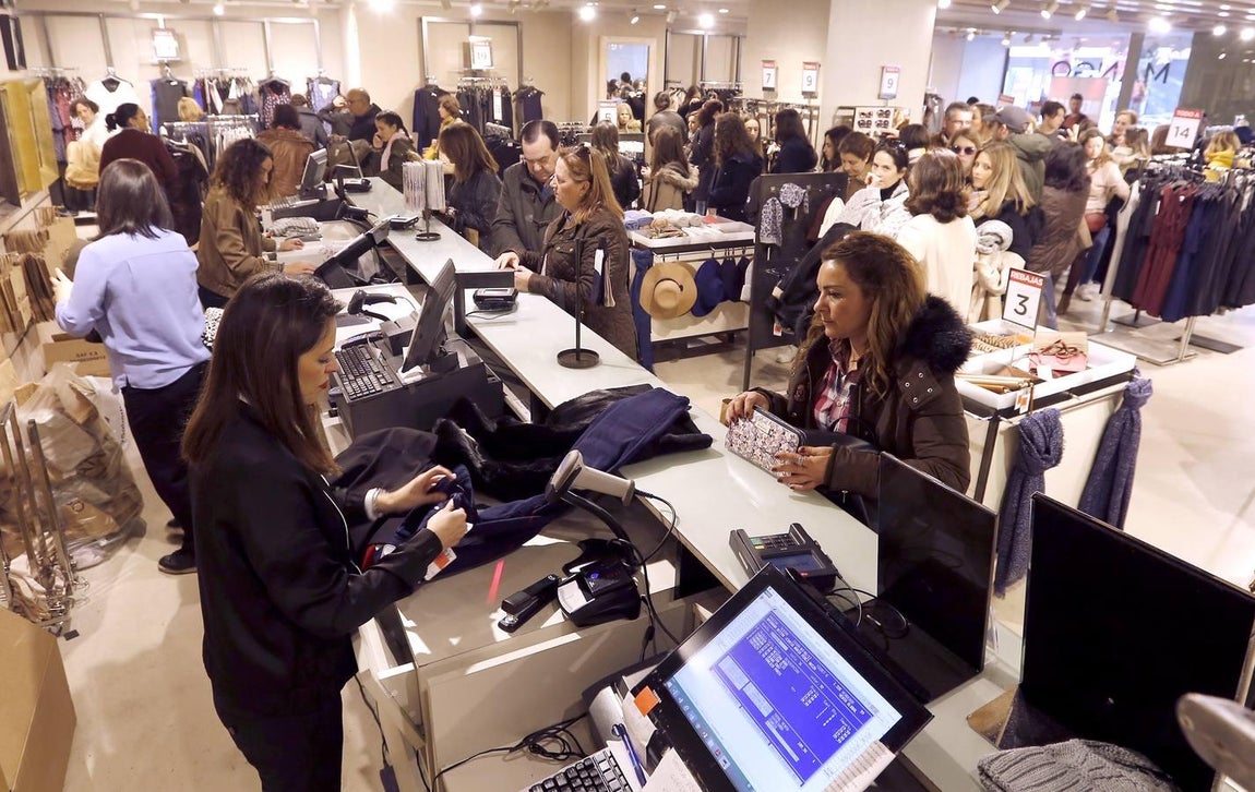 Las mejores imágenes de la fiebre de las rebajas que no cesa