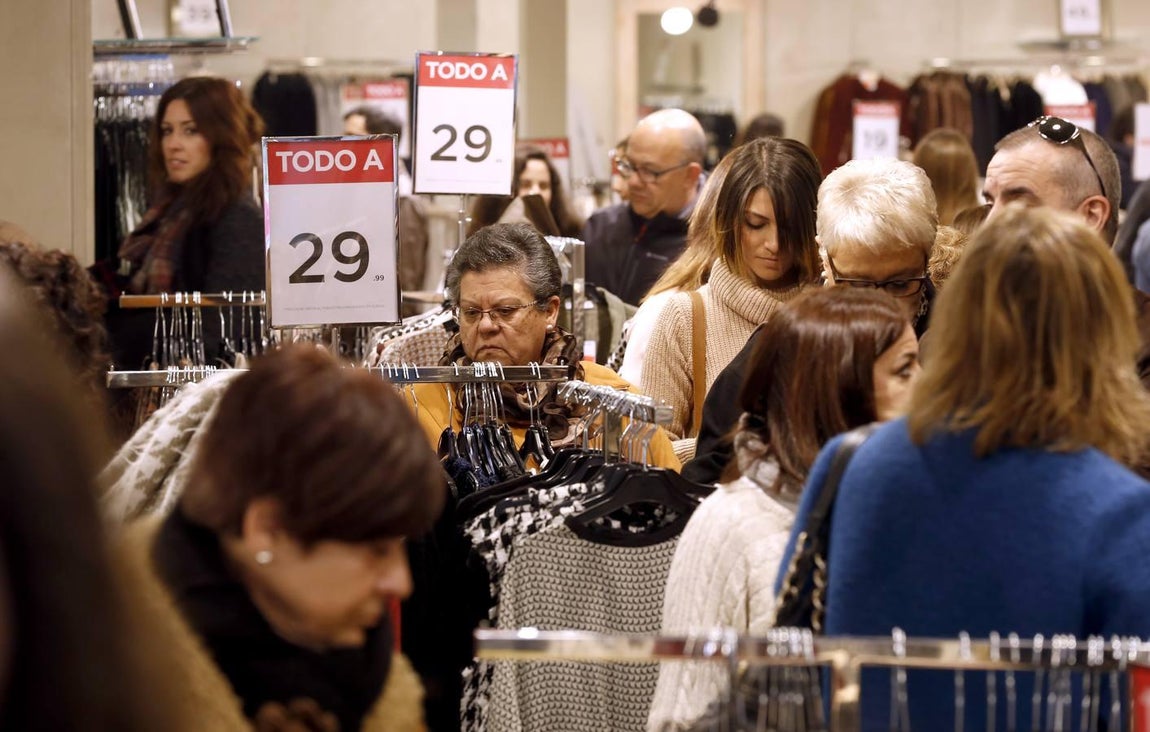 Las mejores imágenes de la fiebre de las rebajas que no cesa