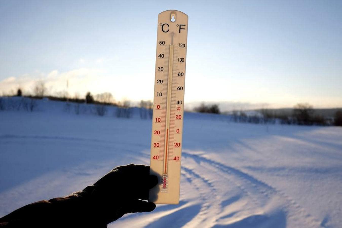 Un termómetro muestra los 15 grados bajo cero en la localidad de Roztoka en Przemysl (Polonia