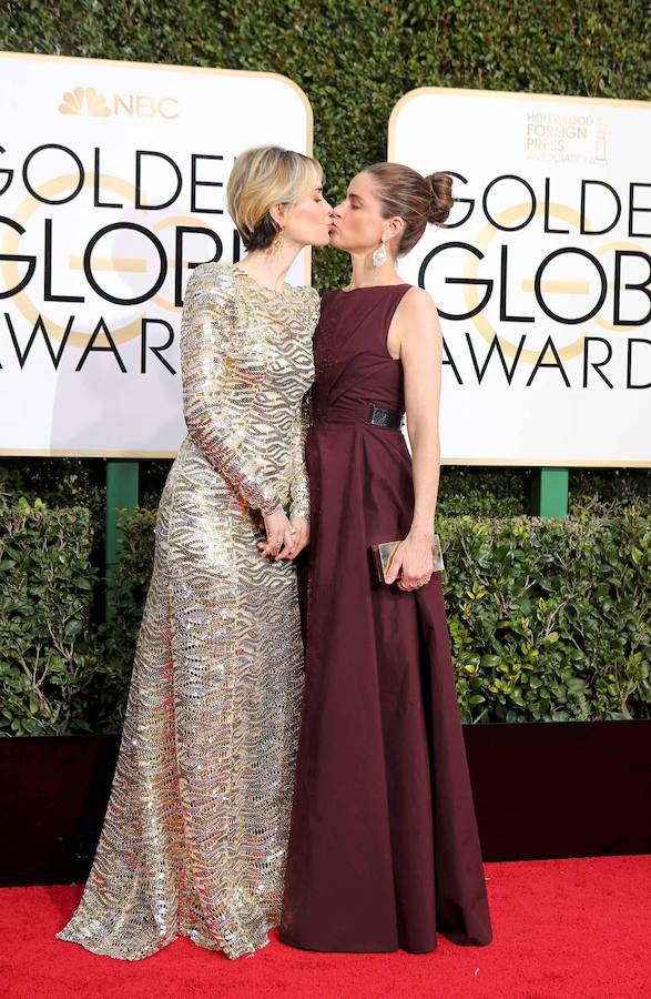 El beso de Sarah Paulson y Amanda Peet en la alfombra roja