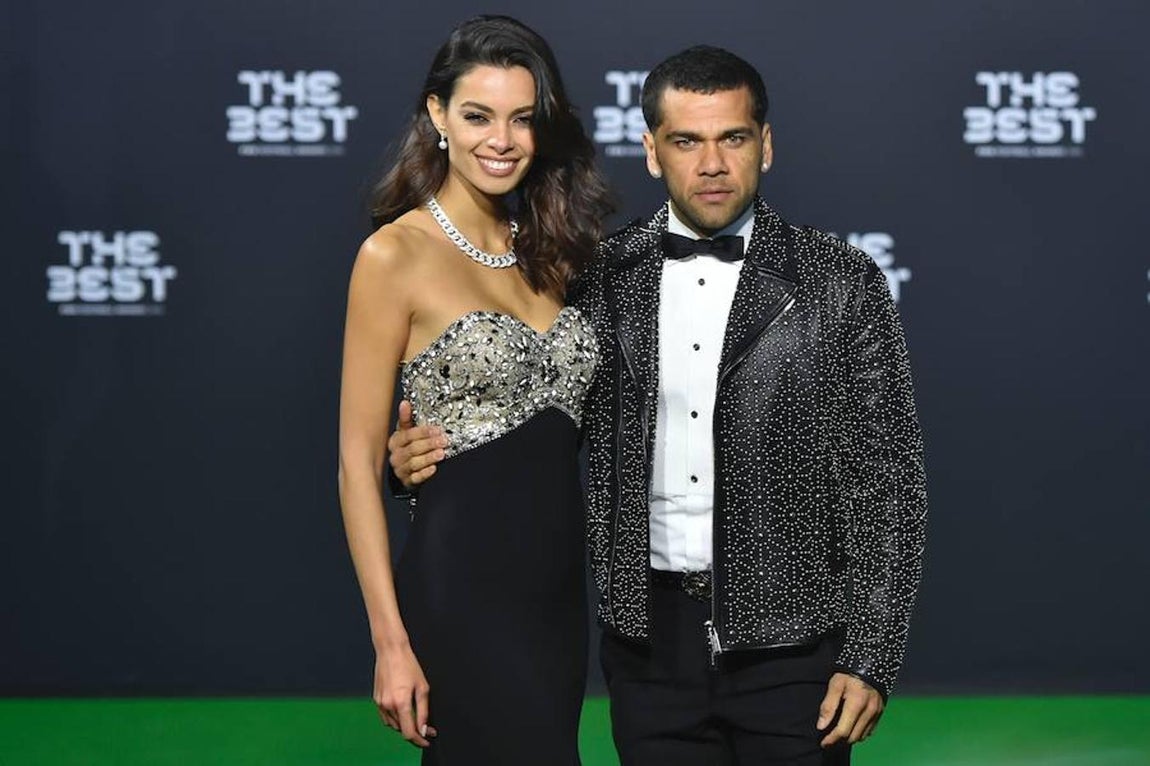 Dani Alves, luciendo llamativa americana, y su pareja Joana Sanz. 