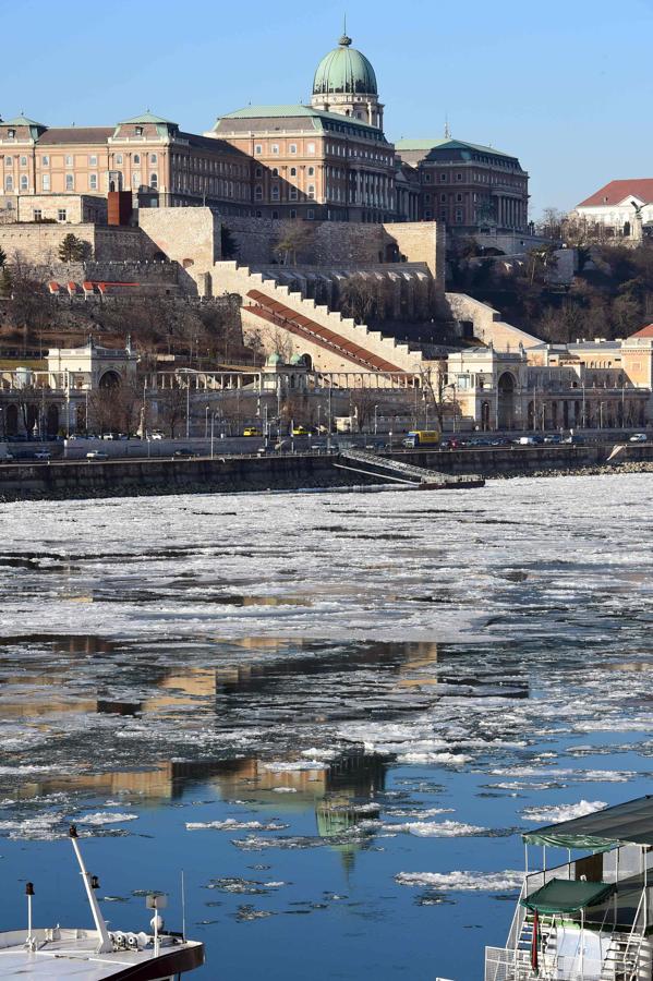 Los cascotes de hielo flotan sobre el río Danubio, en Budapest. 