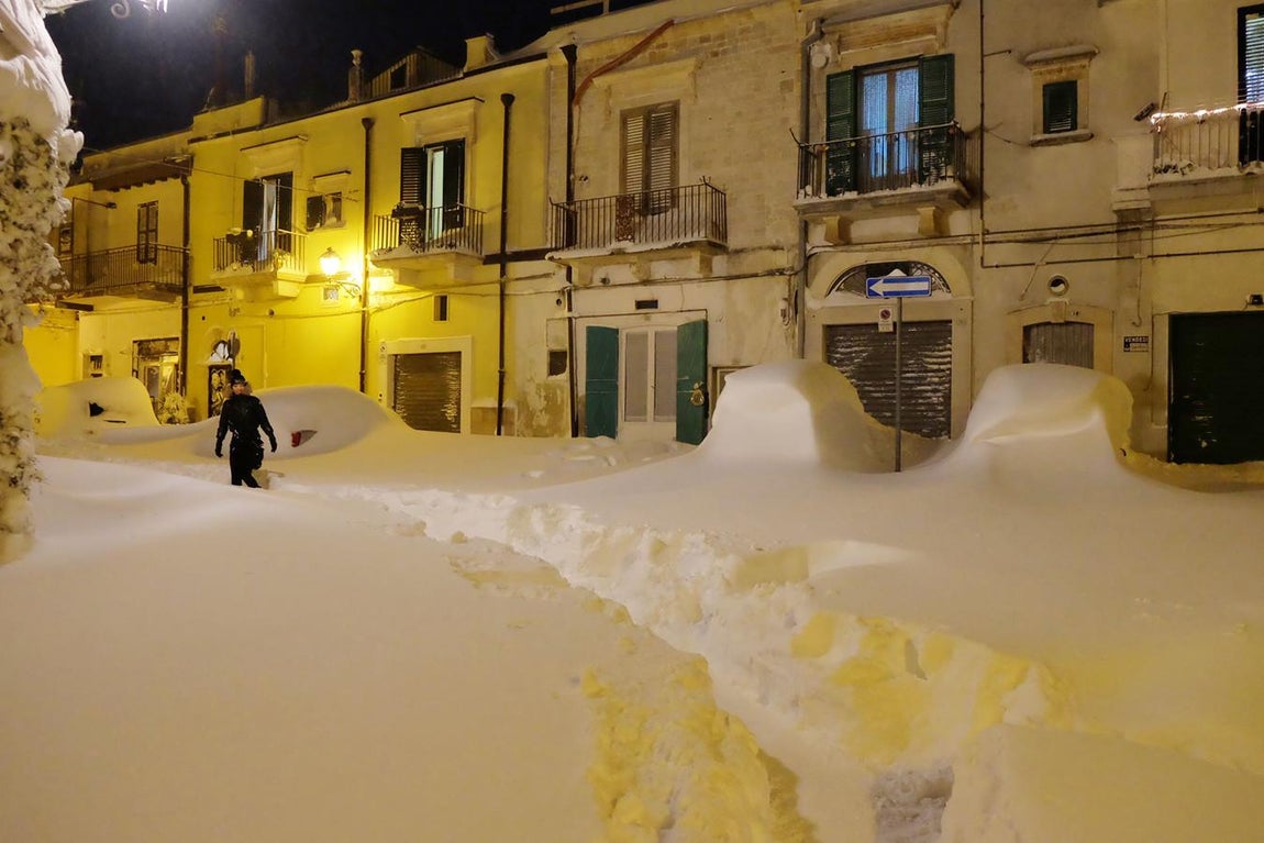 La nieve cubre una calle de la localidad italiana de Santeramo in Colle, situada al sur del país. 
