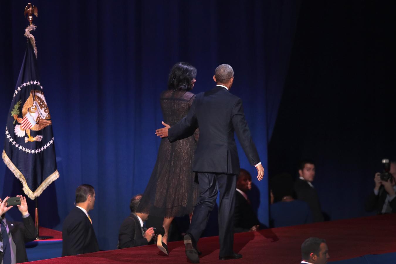 Michelle Obama abandona el escenario junto a su esposo. 