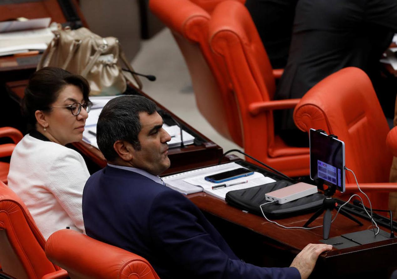 Ali Seker, diputado de la principal formación opositora turca (Partido Republicano del Pueblo, laico), retransmite en directo a través de su cuenta en las redes sociales el polémico debate sobre cambios constitucionales, que acabó en pelea este jueves en el Parlamento. 