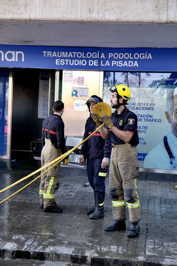 El fuego se originó en el almacén de la clínica generando una densa solumna de humo