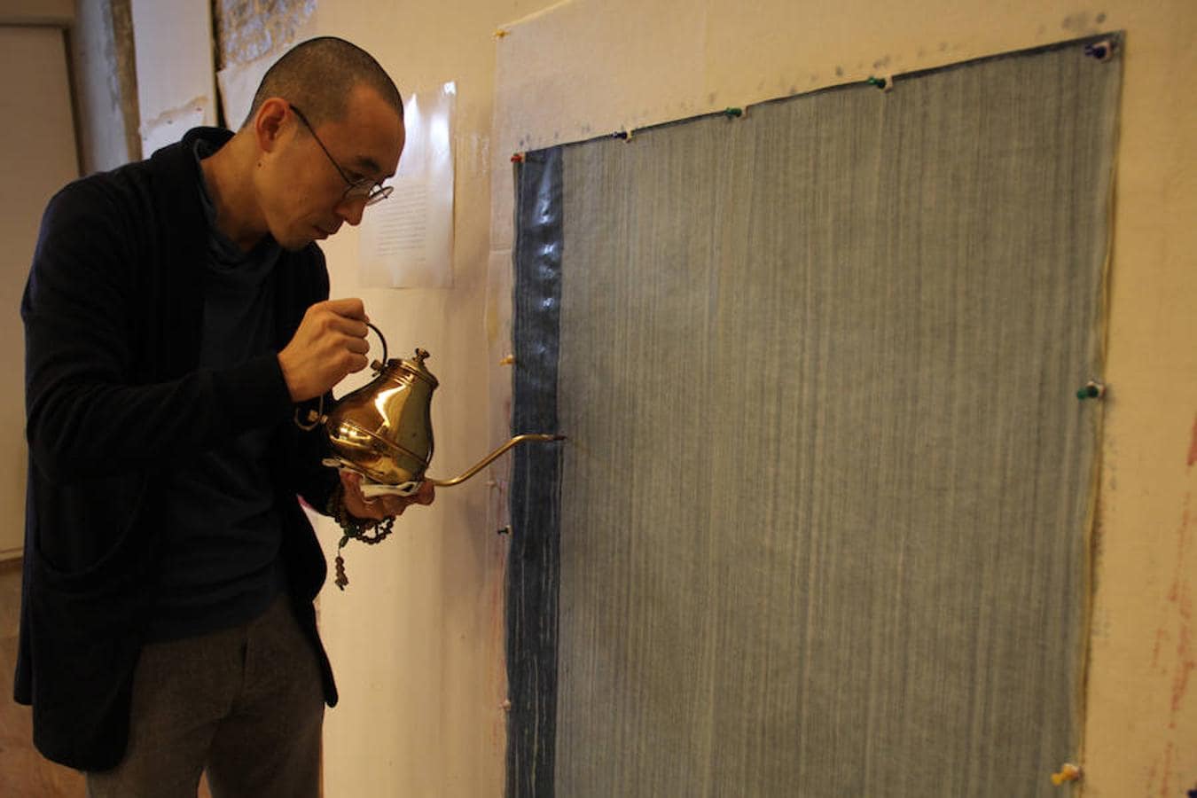 El chino Yu Jidong pinta sus cuadros con una tetera y con té que, al secarse, forma manchas sinuosas en el lienzo