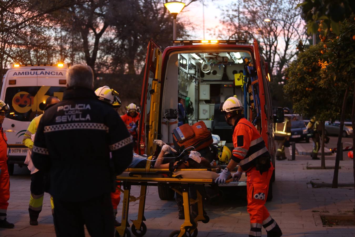 El aparatoso rescate del incendio de Triana, en imágenes