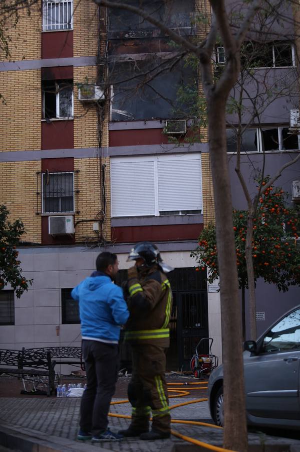 El aparatoso rescate del incendio de Triana, en imágenes