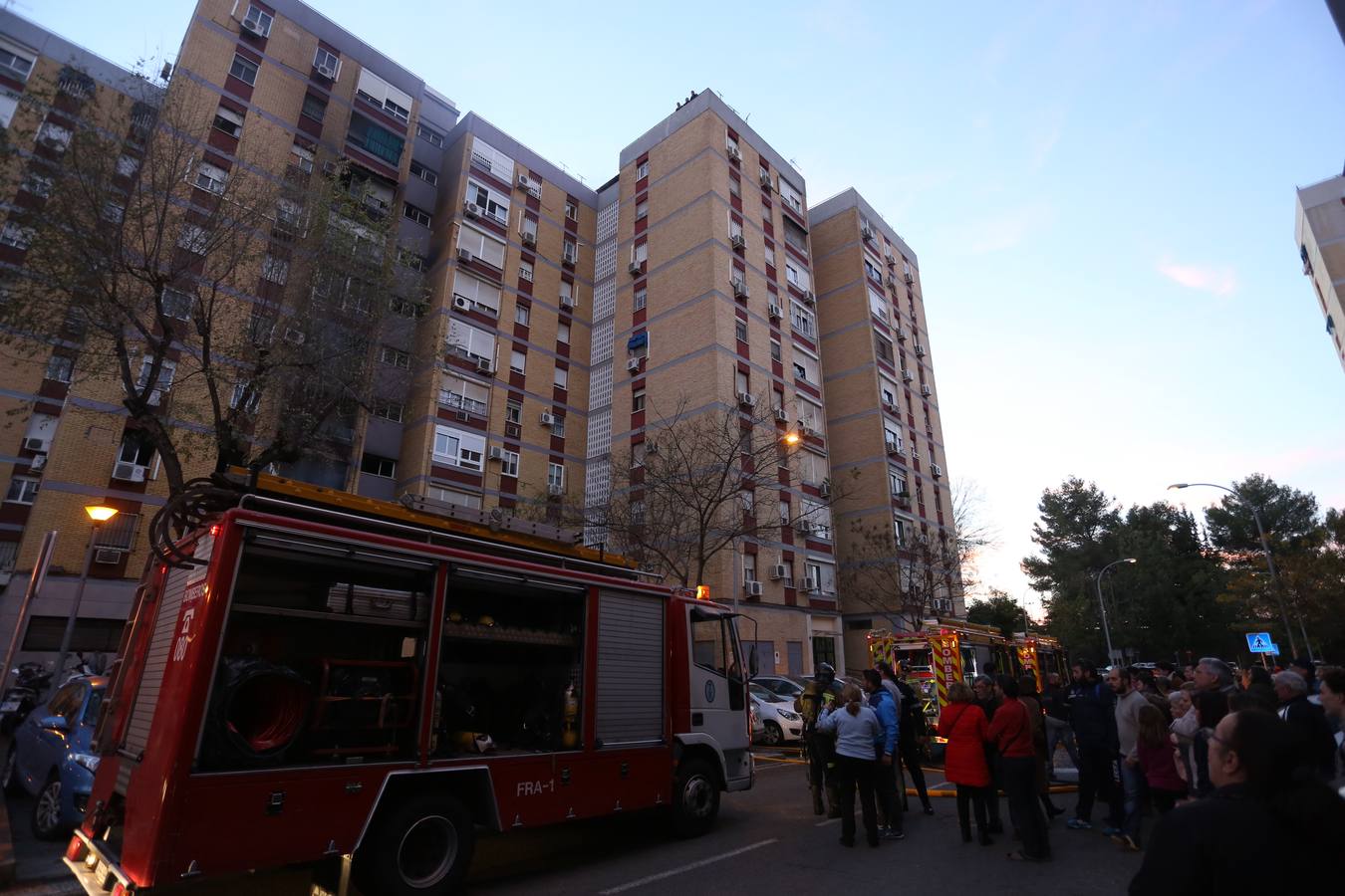 El aparatoso rescate del incendio de Triana, en imágenes