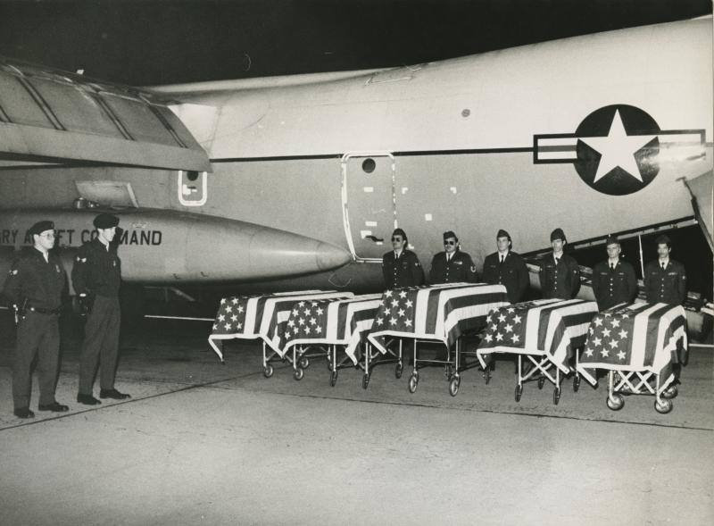Traslasdo de los féretros a Estados Unidos desde la base aérea de Torrejón de Ardoz (Madrid). 