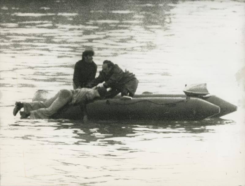 Los submarinistas tuvieron que rastrear el fondo del puerto para rescatar los cadáveres de los militares fallecidos. 