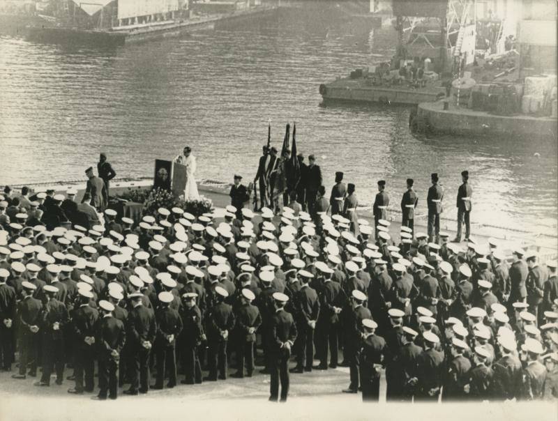 Funeral a bordo del USS Guam tras la tragedia en el puerto de Barcelona. 