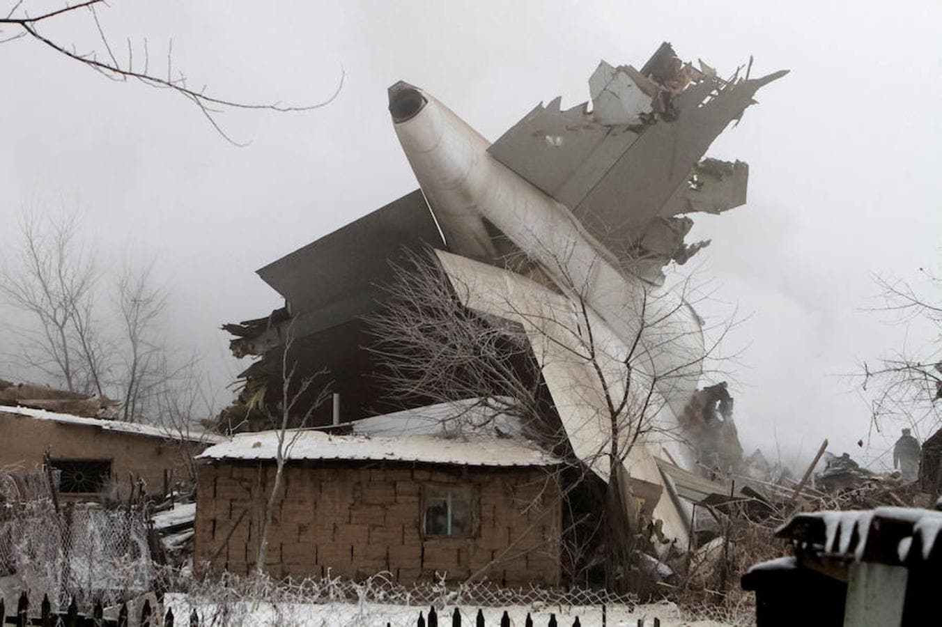 El aeroplano se precipitó al suelo en una zona poblada y destrozado al menos 32 casas.
