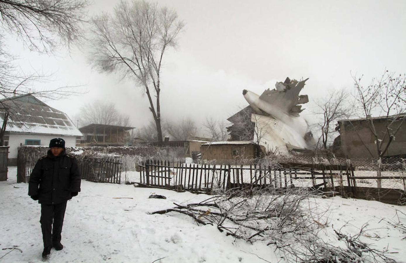 El avión turco que este lunes se ha estrellado en una zona residencial de la capital de Kirguistán entre varias casas.